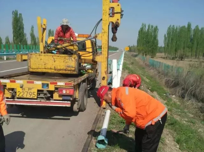 伊寧維修更換波形護欄 確保道路安全通暢